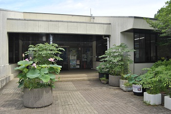 緑公園緑地事務所玄関前