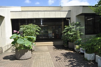 緑公園緑地事務所玄関前