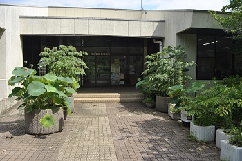 緑公園緑地事務所玄関前