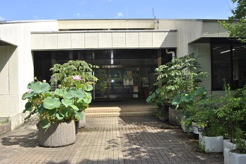 緑公園緑地事務所玄関前