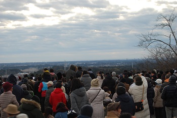 日の出を待つ人々