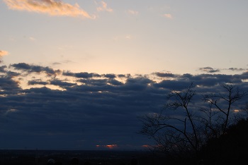 厚い雲に覆われた初日の出