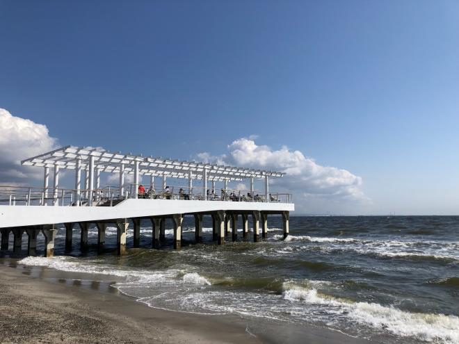 海へ延びるウッドデッキ