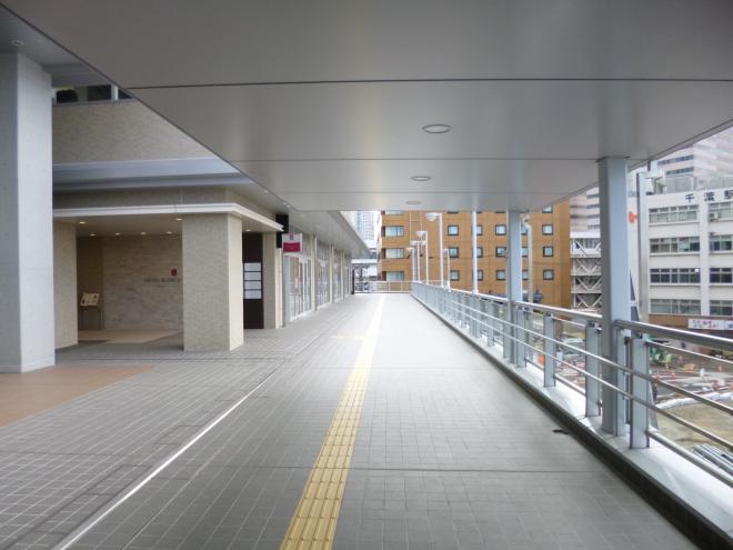 ビル前通路（歩道橋）