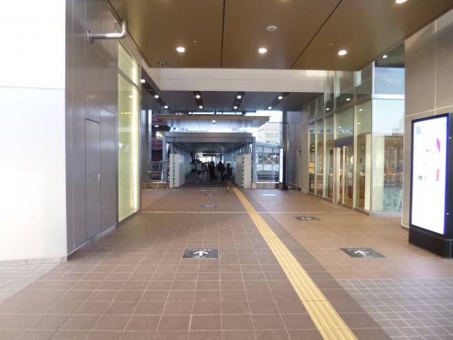3階通路（駅前広場側から西口改札方面）