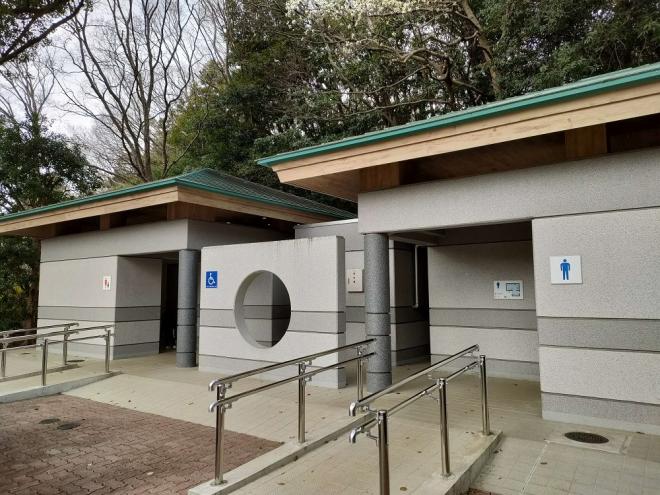 西口トイレ外観